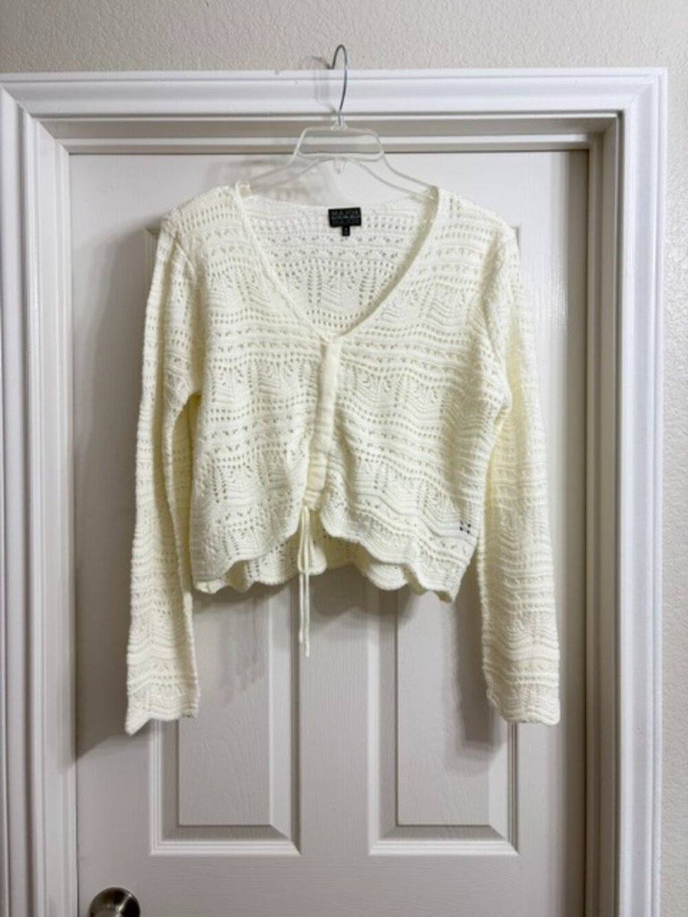 Major Label Group Women's Ivory Color Short Sweater. Size XL